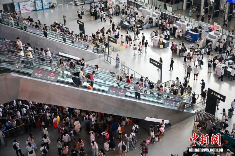 Tráfego ferroviário de passageiros na China atinge mais de 300 milhões durante temporada de verão