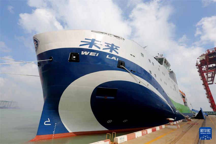 Primeiro navio experimental de tecnologia inteligente verde de águas profundas da China fica ancorado num porto de Jiangsu