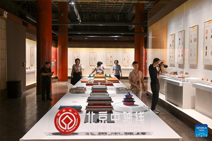 Exposição de arte de entalhe de sinetes para o eixo central de Beijing inaugurada na Cidade Proibida
