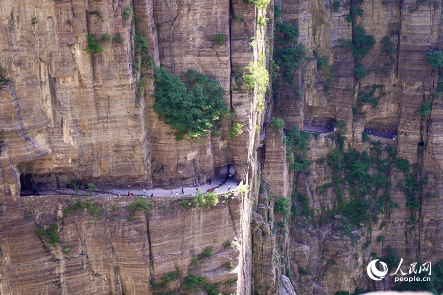 China em movimento: estrada esculpida em penhasco vira símbolo de superação e progresso