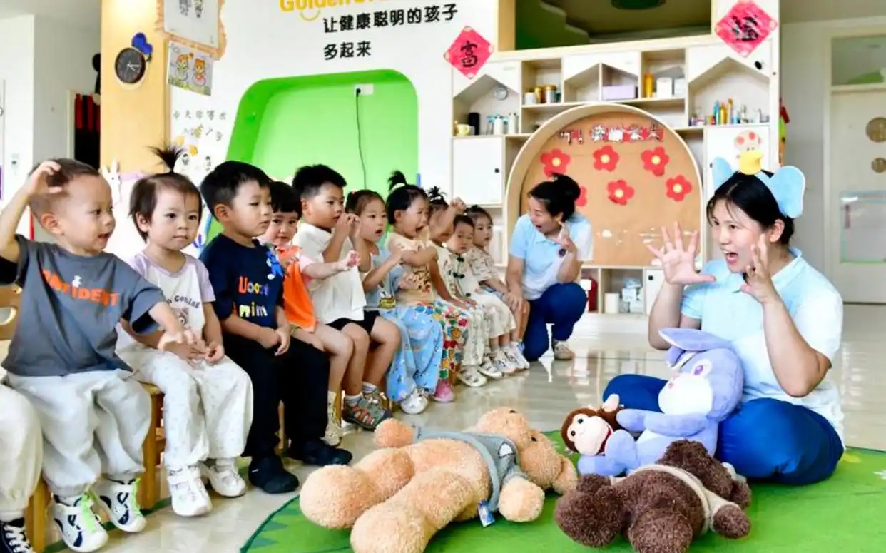 Natalidade: China oferecerá subsídios para encargos com crianças até 3 anos de idade A China introduziu na segunda-feira um programa nacional de subsídios para creches a partir de 2025, como parte de esforços mais amplos para apoiar as famílias e incentivar a natalidade.