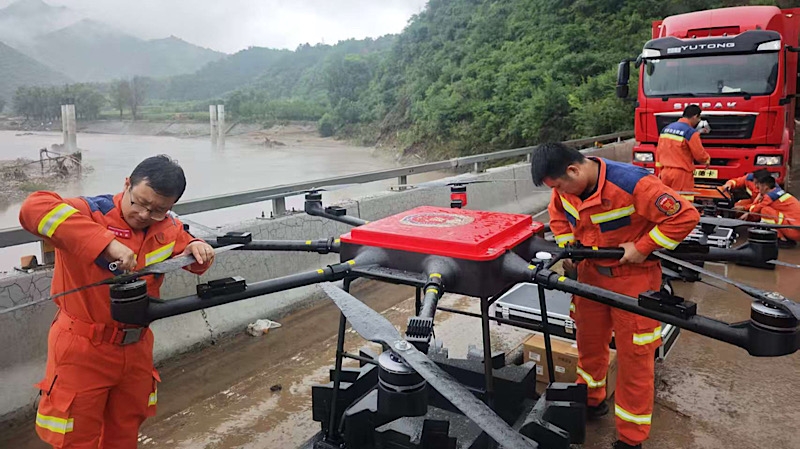 Beijing mobiliza 9 drones para enviar suprimentos a vilarejos atingidos pelas fortes chuvasO Departamento Municipal de Gestão de Emergências de Beijing mobilizou nove drones na segunda-feira (28) para lançar suprimentos aéreos destinados à vila de Liulimiao, no distrito de Huairou, Beijing, que foi afetada pelas fortes chuvas.