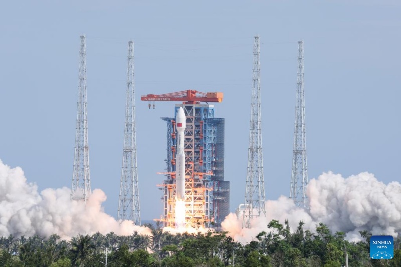 China lança com sucesso grupo de satélites de órbita terrestre baixa