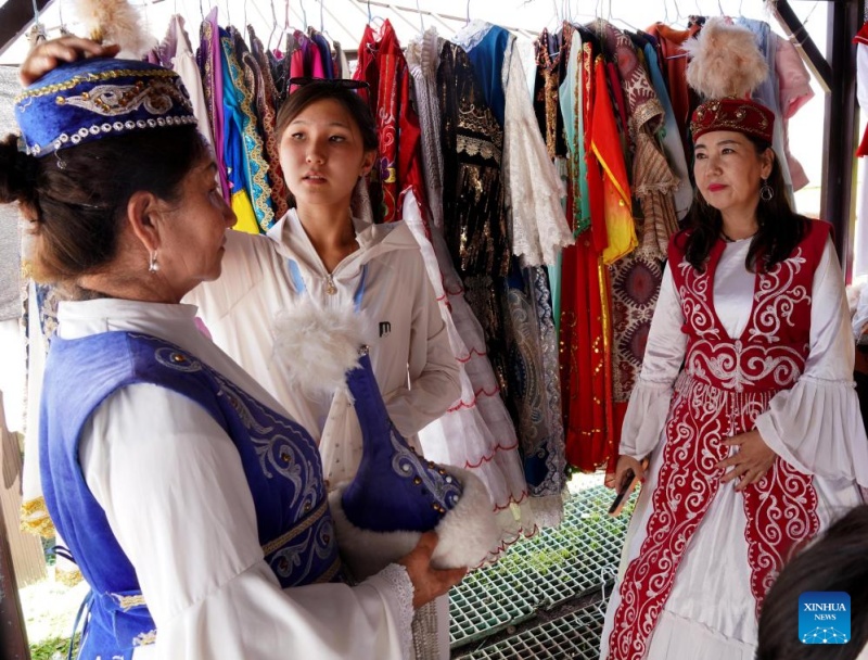 Visitantes são atraídos pelas paisagens naturais e atrações culturais únicas em Xinjiang