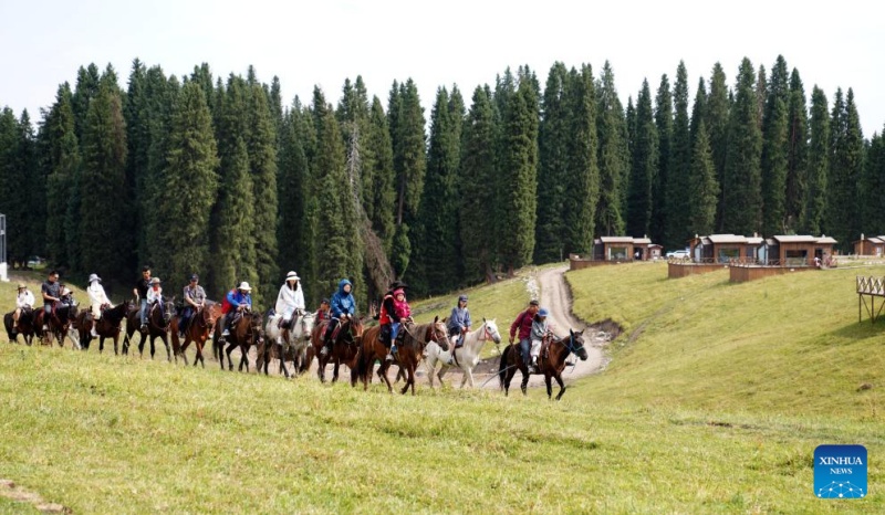 Visitantes são atraídos pelas paisagens naturais e atrações culturais únicas em Xinjiang