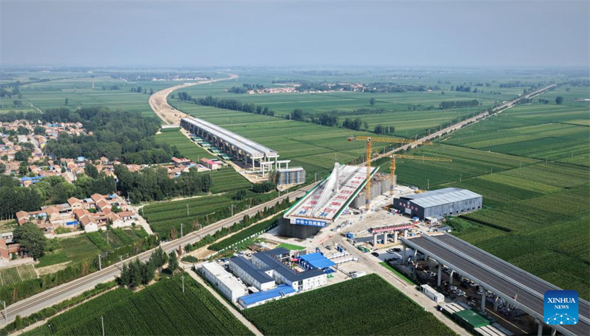Ponte estaiada em Shandong girada para a posição desejada