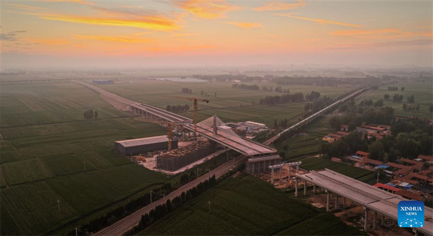 Ponte estaiada em Shandong girada para a posição desejada