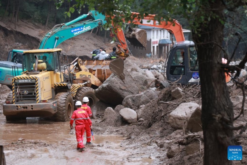 Socorro em andamento após enxurradas deixarem 10 mortos e 33 desaparecidos em Gansu, noroeste da China