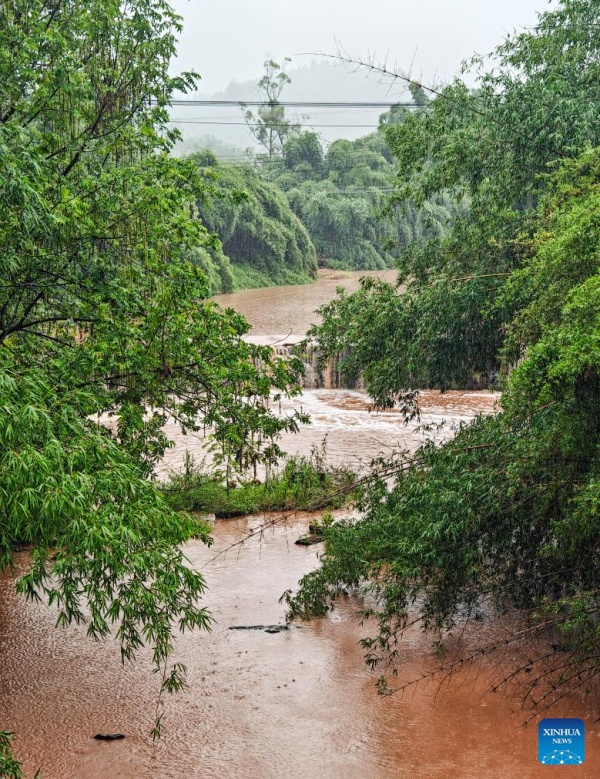 Chuvas fortes forçam evacuação de mais de 15 mil residentes no sudoeste da China