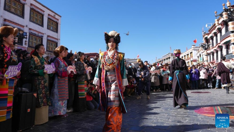 Herdeiro da técnica de confecção de trajes de Lhasa em Xizang