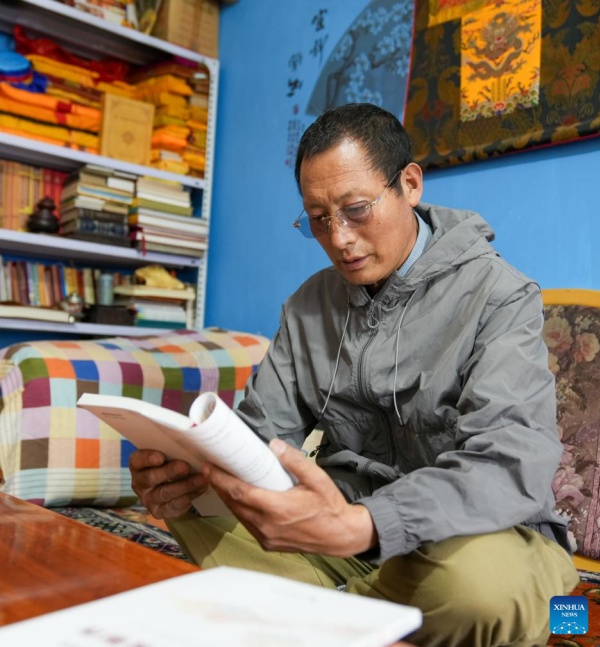 Herdeiro da técnica de confecção de trajes de Lhasa em Xizang