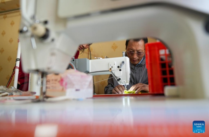 Herdeiro da técnica de confecção de trajes de Lhasa em Xizang