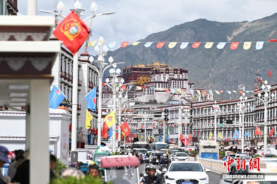 Contagem regressiva para 60º aniversário da Região Autônoma do Xizang: ruas de Lhasa ganham clima festivo
