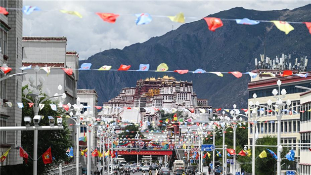 Contagem regressiva para 60º aniversário da Região Autônoma do Xizang: ruas de Lhasa ganham clima festivo
