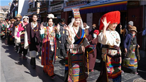 Herdeiro da técnica de confecção de trajes de Lhasa em Xizang Os trajes tradicionais tibetanos, após séculos de evolução e desenvolvimento, desenvolveram estilos ricos e características únicas.