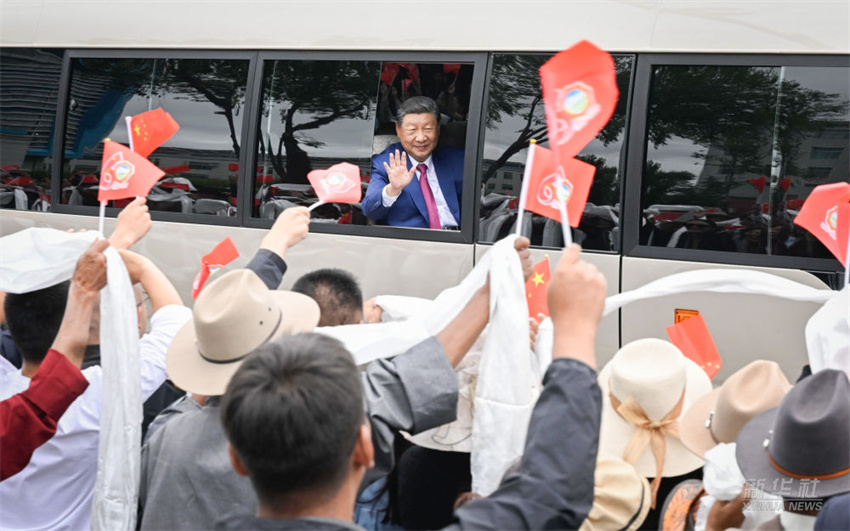 Xi Jinping chega a Lhasa para celebrações do 60º aniversário de fundação da Região Autônoma de Xizang