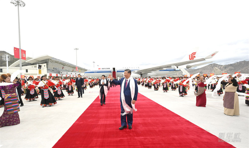 Xi Jinping chega a Lhasa para celebrações do 60º aniversário de fundação da Região Autônoma de Xizang