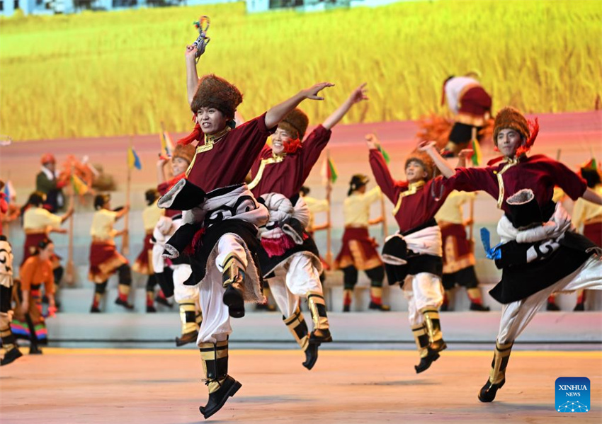 Gala em Lhasa celebra 60º aniversário de fundação da Região Autônoma de Xizang