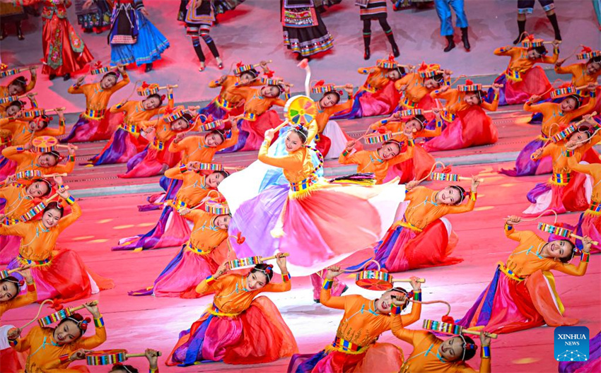 Gala em Lhasa celebra 60º aniversário de fundação da Região Autônoma de Xizang