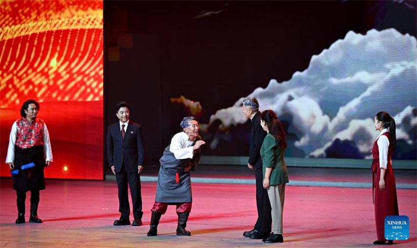 Gala em Lhasa celebra 60º aniversário de fundação da Região Autônoma de Xizang