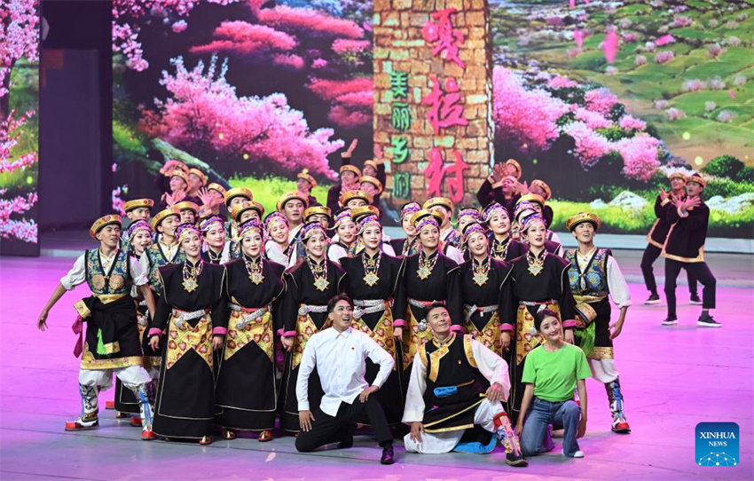 Gala em Lhasa celebra 60º aniversário de fundação da Região Autônoma de Xizang