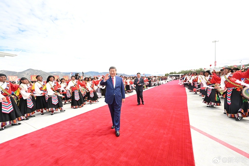 Xi Jinping deixa Xizang depois de participar das celebrações do 60º aniversário da fundação da região