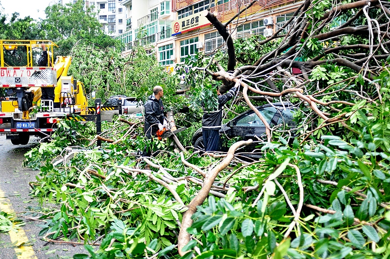 Tufão Kajiki traz chuvas torrenciais para Hainan