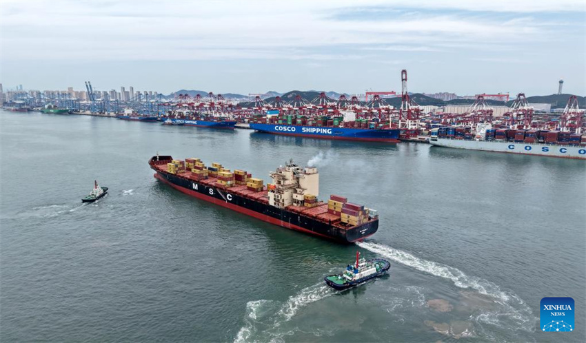 Porto de Qingdao expande comércio com países da OCS por meio de 42 rotas de navegação