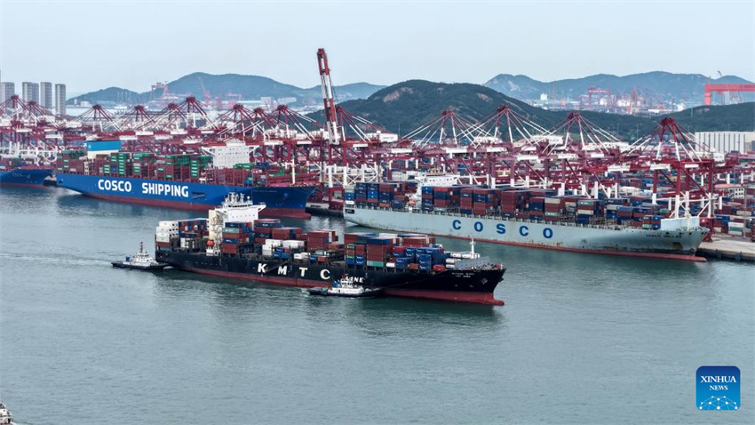 Porto de Qingdao expande comércio com países da OCS por meio de 42 rotas de navegação
