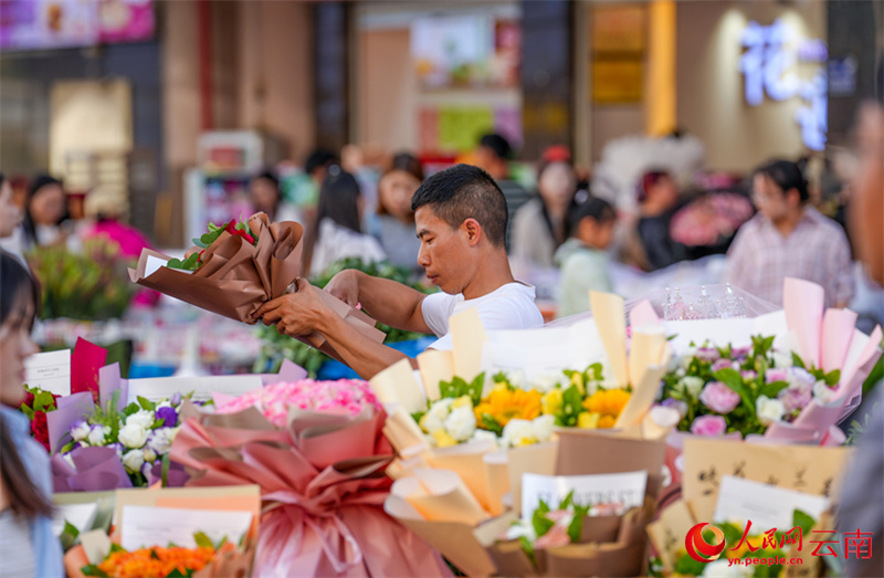 Yunnan: comemorações do Festival Qixi aquecem mercado de flores em Kunming