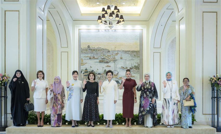 Peng Liyuan e cônjuges de líderes estrangeiros participantes da cúpula da OCS realizam passeio em Tianjin