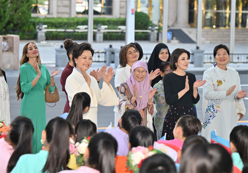 Peng Liyuan e cônjuges de líderes estrangeiros participantes da cúpula da OCS realizam passeio em Tianjin