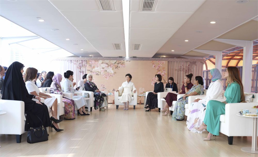 Peng Liyuan e cônjuges de líderes estrangeiros participantes da cúpula da OCS realizam passeio em Tianjin