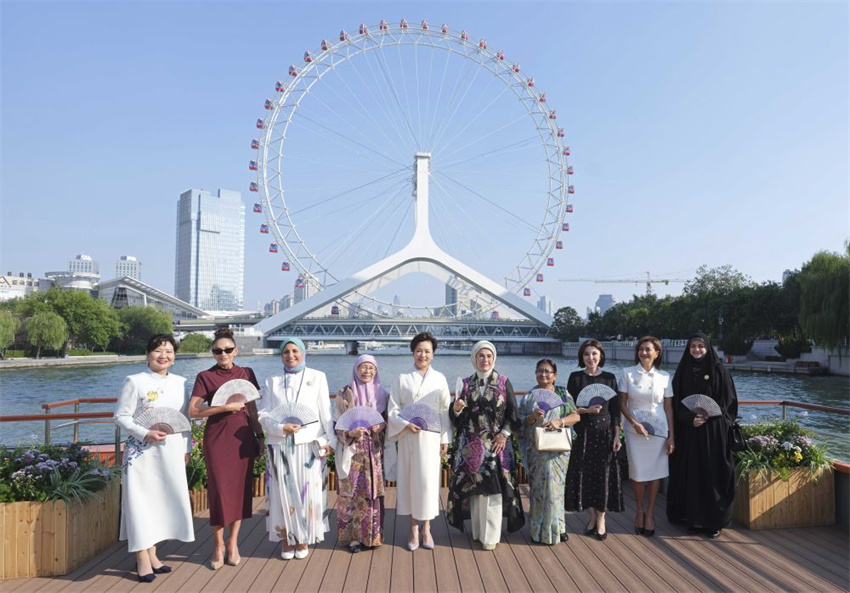 Peng Liyuan e cônjuges de líderes estrangeiros participantes da cúpula da OCS realizam passeio em Tianjin