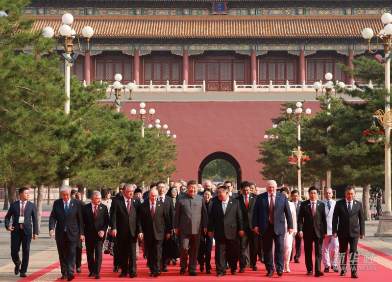 Xi Jinping cumprimenta chefes de delegações estrangeiras para participar das comemorações do Dia da Vitória