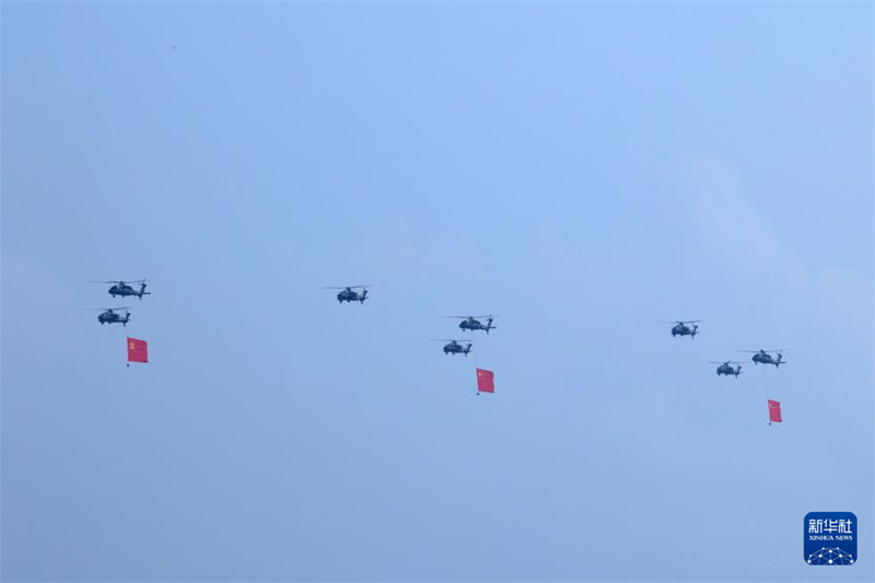 Marcha do desfile militar do Dia da Vitória da China começa com esquadrão de guarda de bandeiras sobrevoando Praça Tian'anmen
