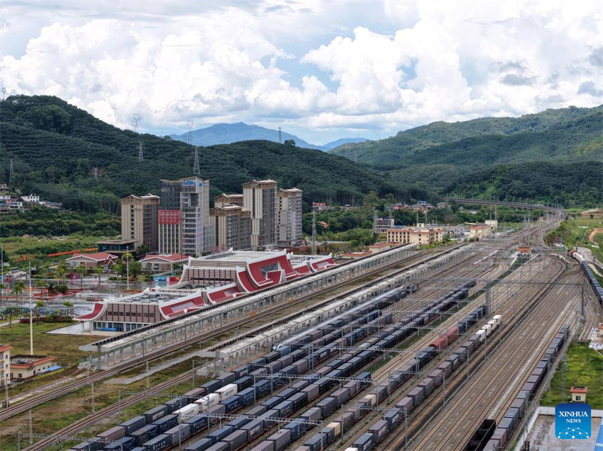 Ferrovia China-Laos movimenta mais de 67 milhões de toneladas de carga