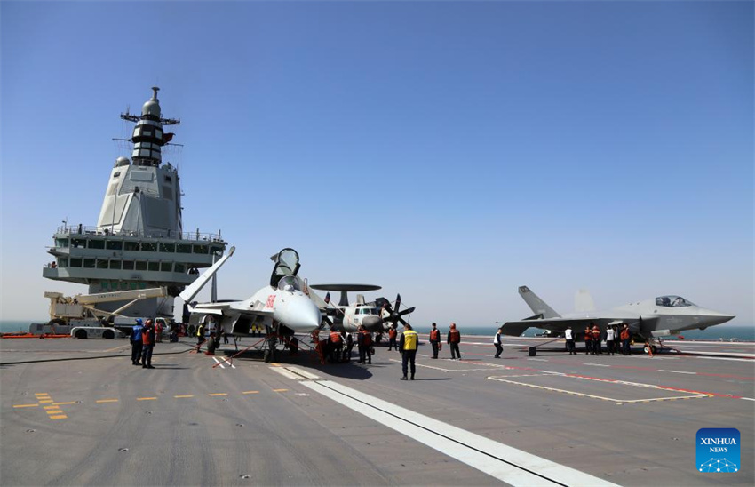 Três tipos de aeronaves completam decolagens assistidas por catapulta eletromagnética e pousos no porta-aviões chinês Fujian