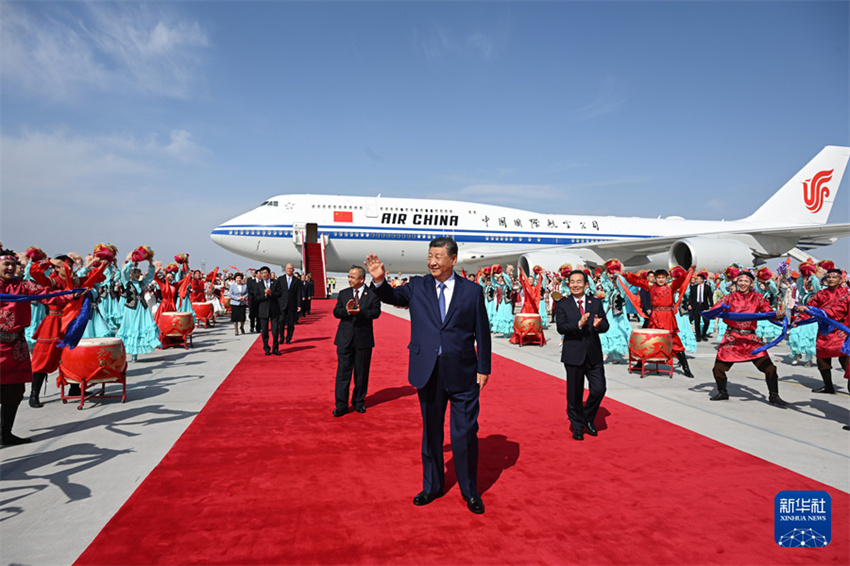 Xi Jinping lidera delegação central a Urumqi para 70º aniversário da Região Autônoma Uigur de Xinjiang
