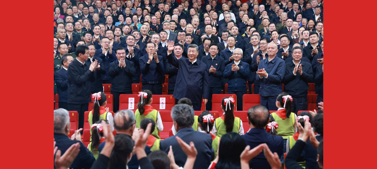 Xi Jinping participa de gala em comemoração ao 70º aniversário da fundação da Região Autônoma Uigur de Xinjiang