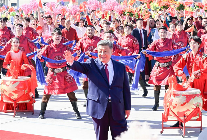 Xi Jinping parte para Beijing após participar das celebrações do 70º aniversário da fundação da Região Autônoma Uigur de Xinjiang