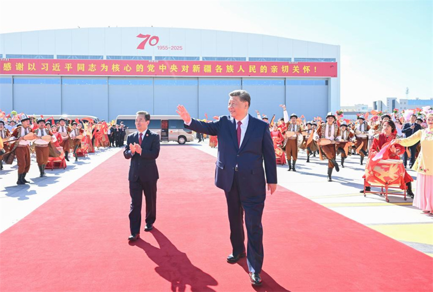Xi Jinping parte para Beijing após participar das celebrações do 70º aniversário da fundação da Região Autônoma Uigur de Xinjiang
