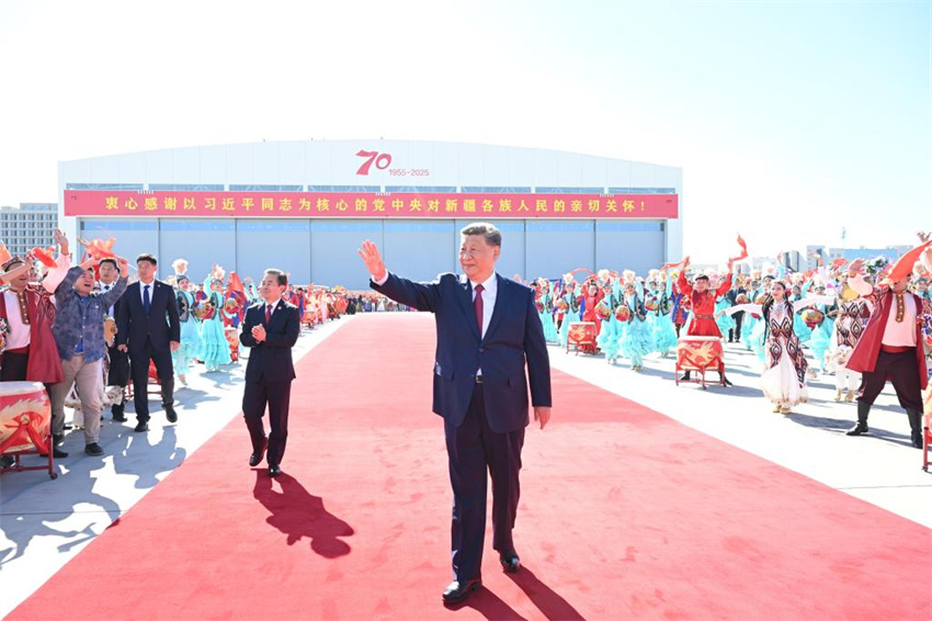 Xi Jinping parte para Beijing após participar das celebrações do 70º aniversário da fundação da Região Autônoma Uigur de Xinjiang