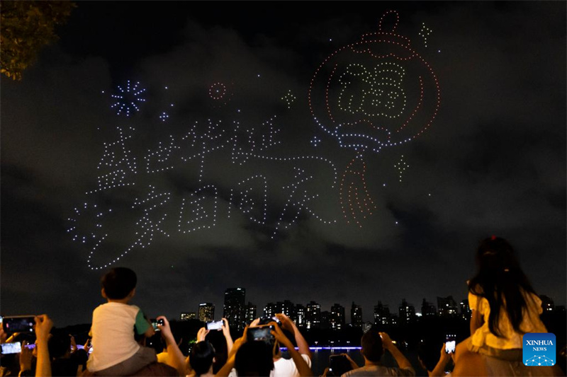 Shanghai realiza show de luz com drones em comemoração do Dia Nacional