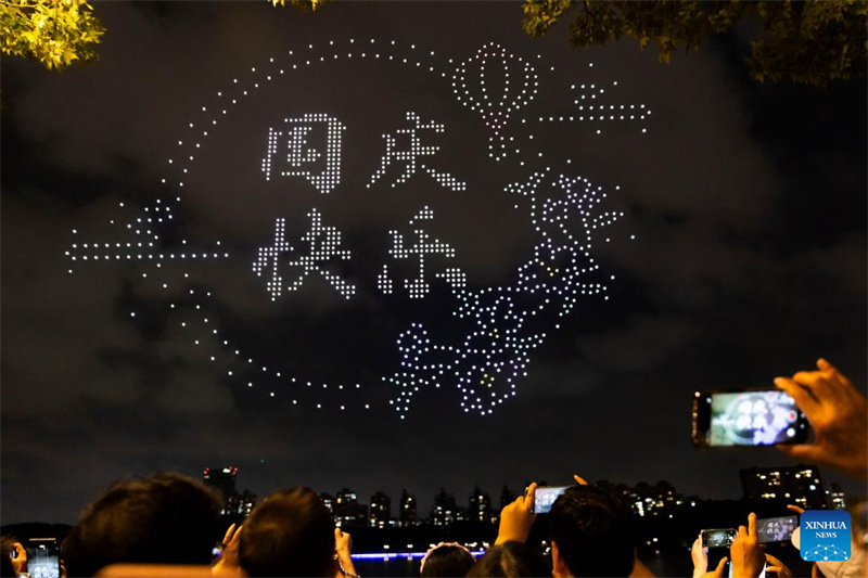 Shanghai realiza show de luz com drones em comemoração do Dia Nacional