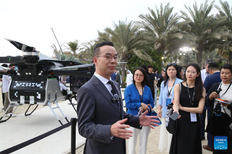 Veículo voador chinês realiza demonstração nos Emirados Árabes Unidos