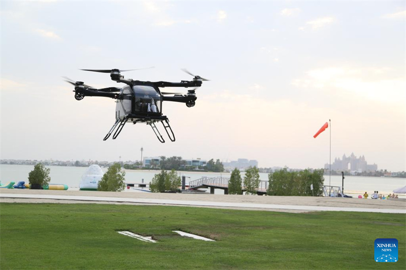 Veículo voador chinês realiza demonstração nos Emirados Árabes Unidos