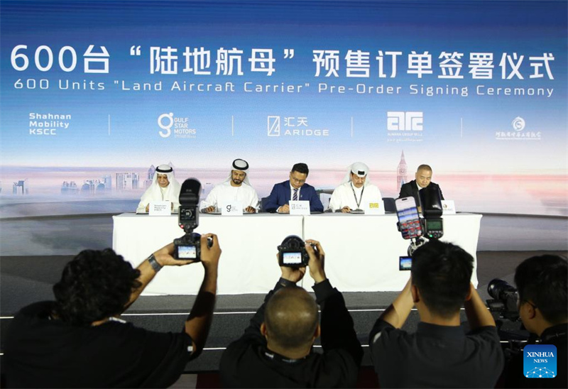 Veículo voador chinês realiza demonstração nos Emirados Árabes Unidos