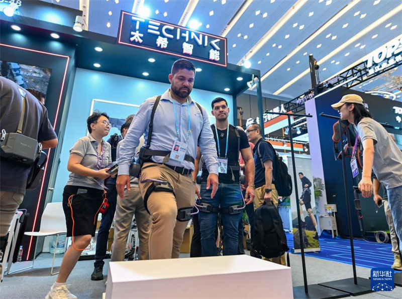 Feira de Cantão com foco em robôs de serviço e em novos destaques no desenvolvimento do comércio exterior