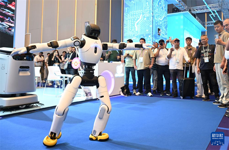 Feira de Cantão com foco em robôs de serviço e em novos destaques no desenvolvimento do comércio exterior